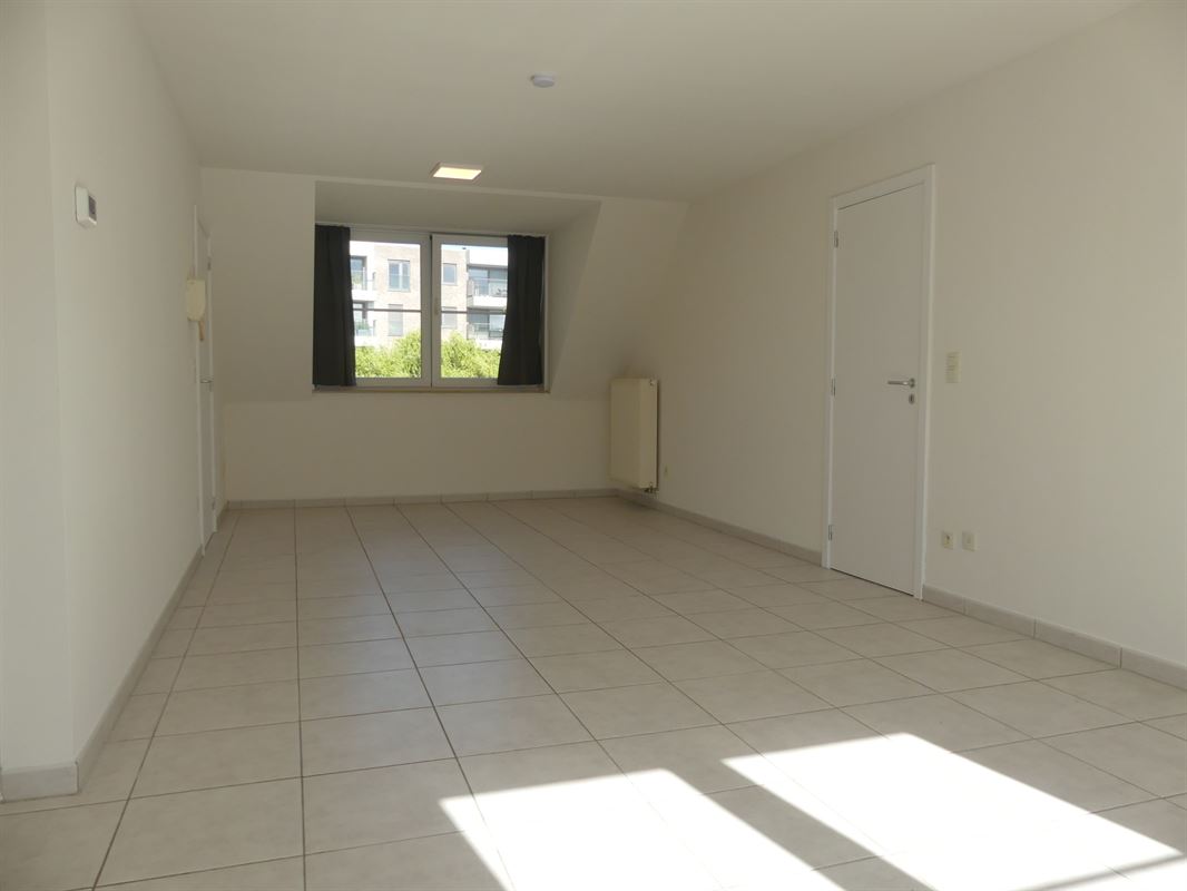 Instapklaar appartement met balkon gelegen in het woonerf 'Hof ter Bloemmolens' - achteraan zicht op de Handzamevaart