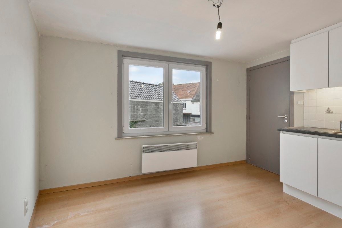 Handelseigendom met bovenliggende woonst/appartement, terras en garage