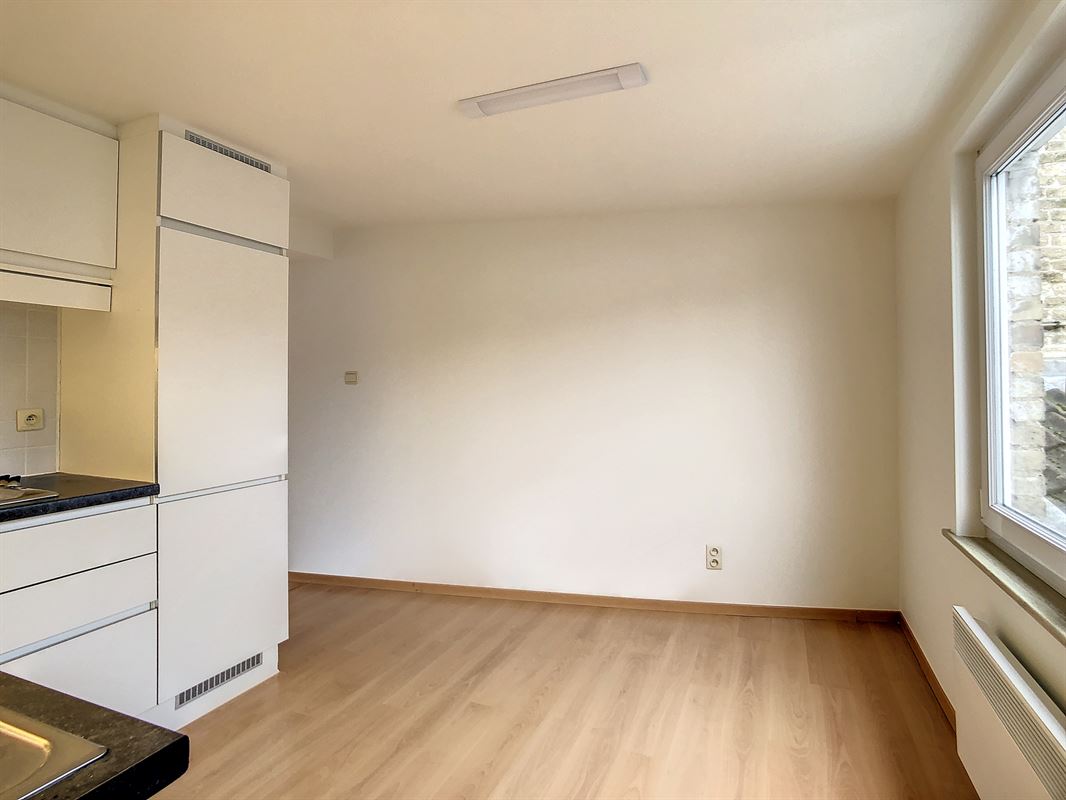 Handelseigendom met bovenliggende woonst/appartement, terras en garage