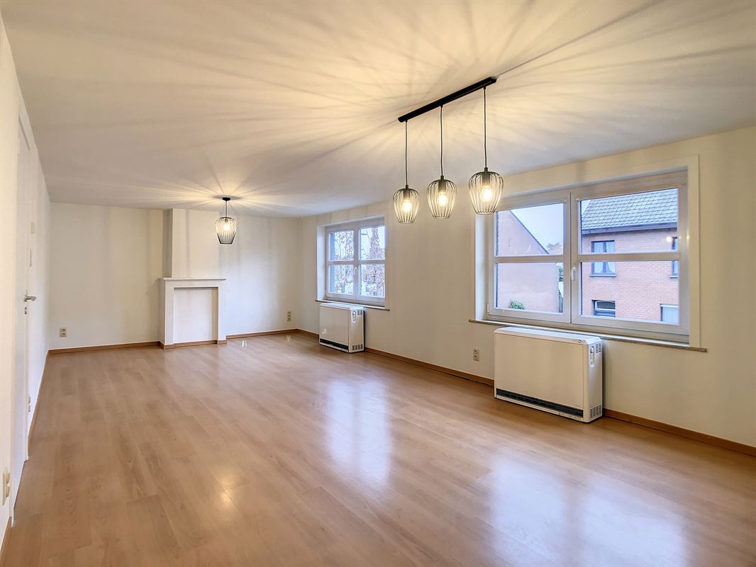 Handelseigendom met bovenliggende woonst/appartement, terras en garage