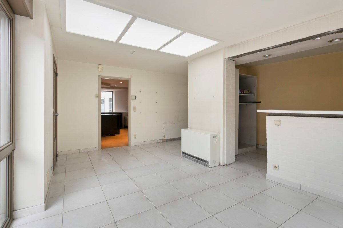 Handelseigendom met bovenliggende woonst/appartement, terras en garage
