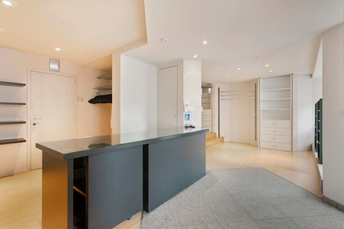 Handelseigendom met bovenliggende woonst/appartement, terras en garage