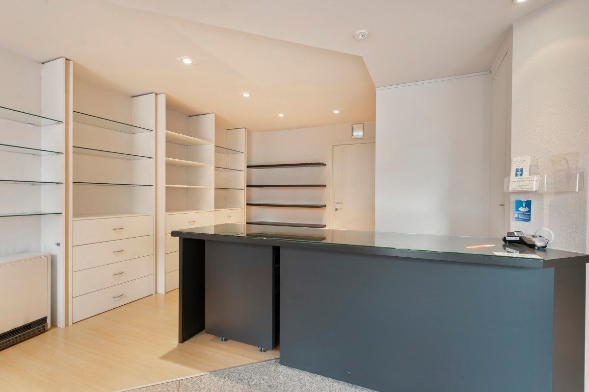 Handelseigendom met bovenliggende woonst/appartement, terras en garage