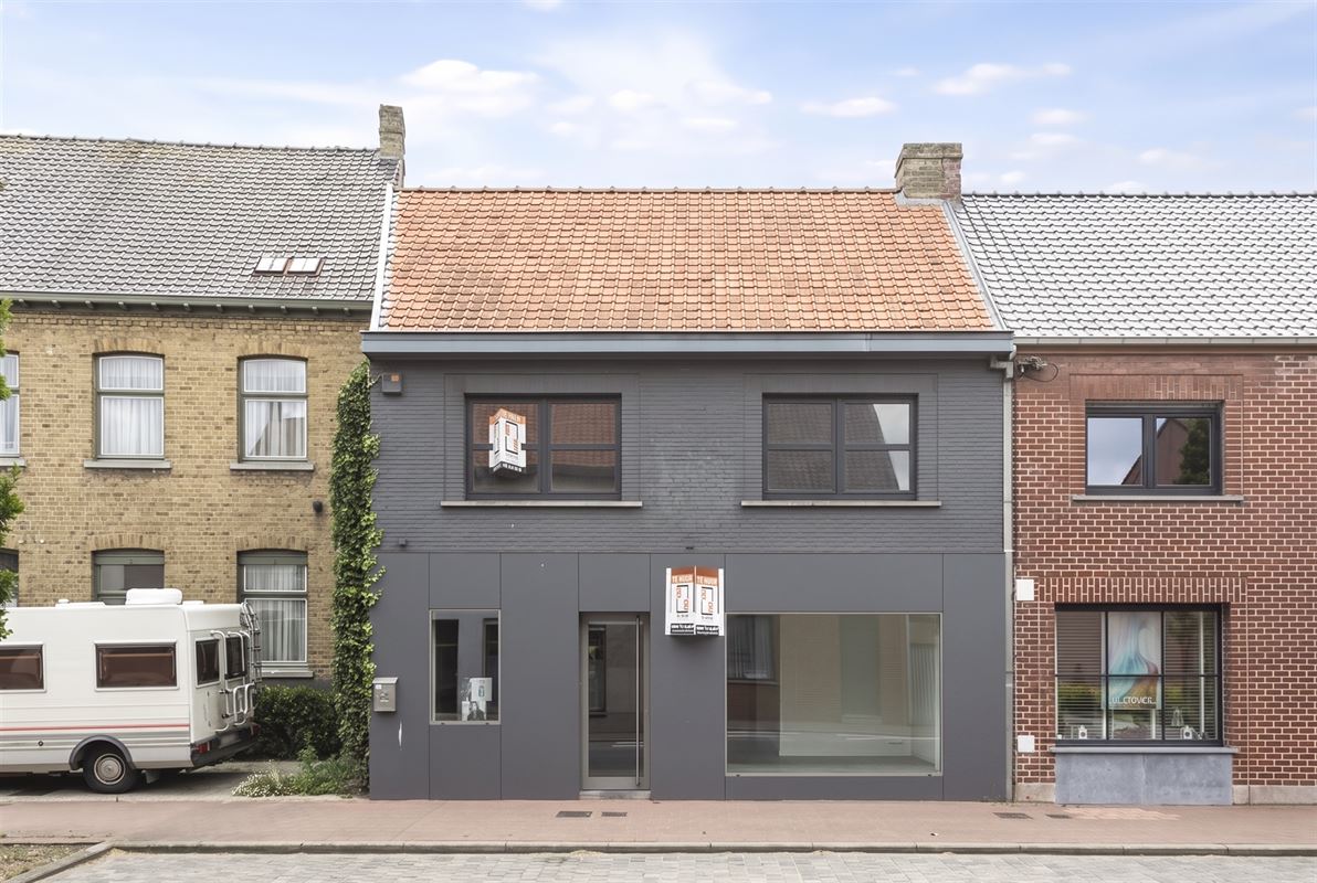 Handelseigendom met bovenliggende woonst/appartement, terras en garage