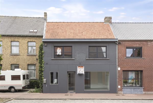 Handelseigendom met bovenliggende woonst/appartement, terras en garage