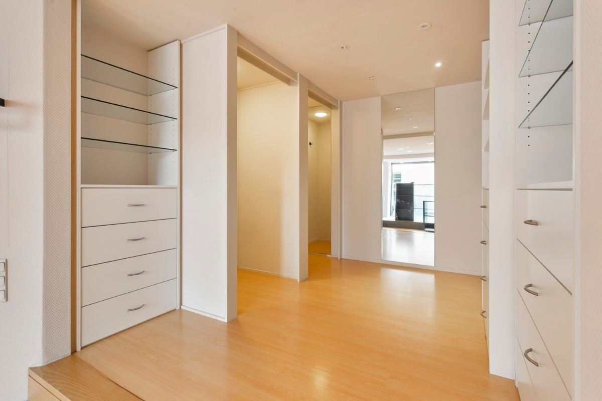 Woonst/handelseigendom met bovenliggend appartement, koer en garage