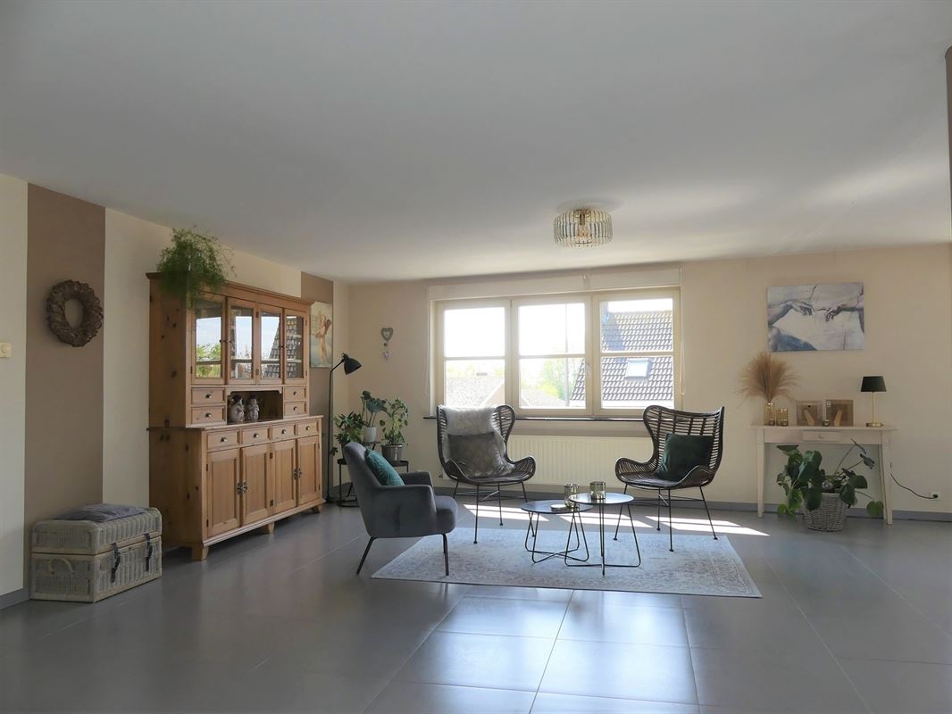 Ruim en lichtrijke appartement op het 1ste verdiep, met garage - 2 à 3 slaapkamers - in de dorpskern van Beerst