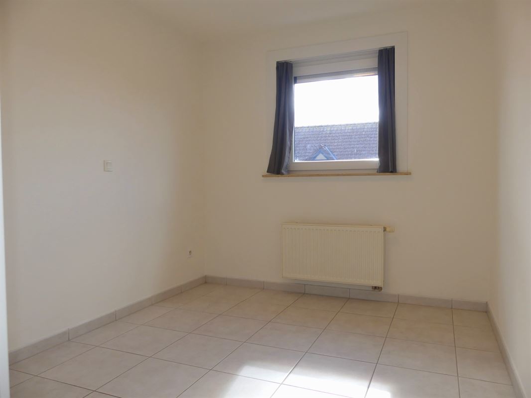 Instapklaar appartement met balkon gelegen in het woonerf 'Hof ter Bloemmolens' - achteraan zicht op de Handzamevaart