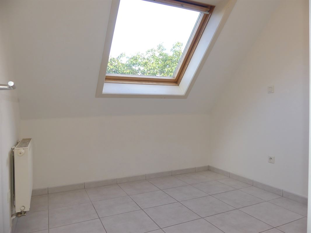Instapklaar appartement met balkon gelegen in het woonerf 'Hof ter Bloemmolens' - achteraan zicht op de Handzamevaart