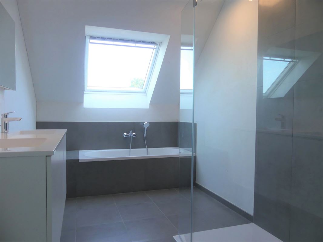 Recent nieuwbouw duplex-appartement met zonnig