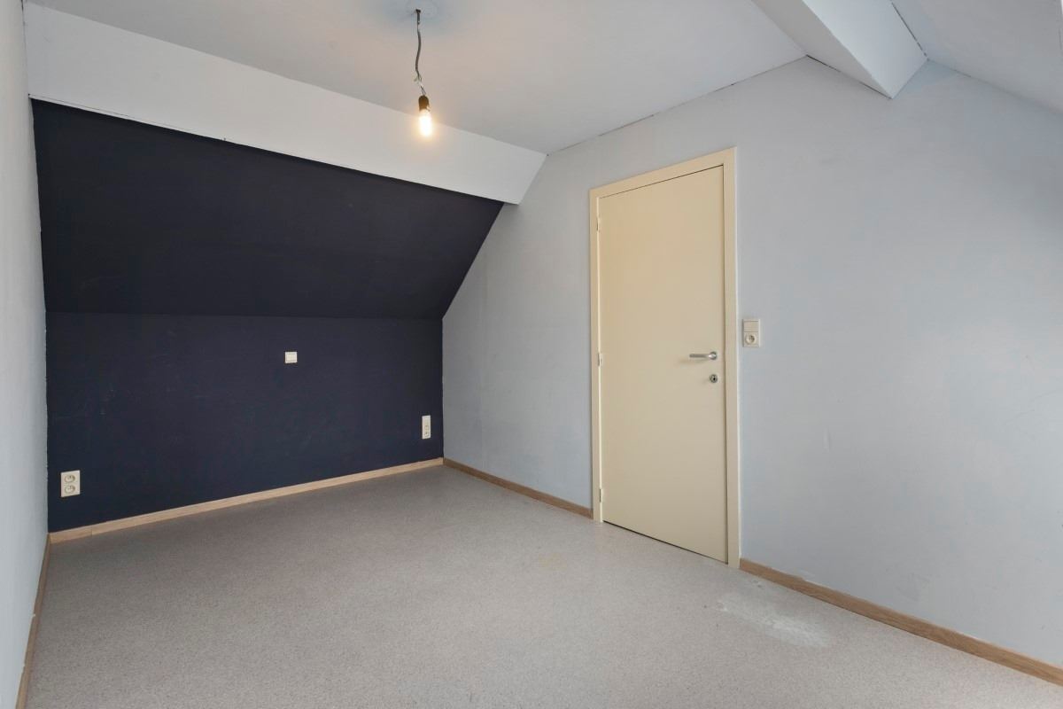 Handelseigendom met bovenliggende woonst/appartement, terras en garage