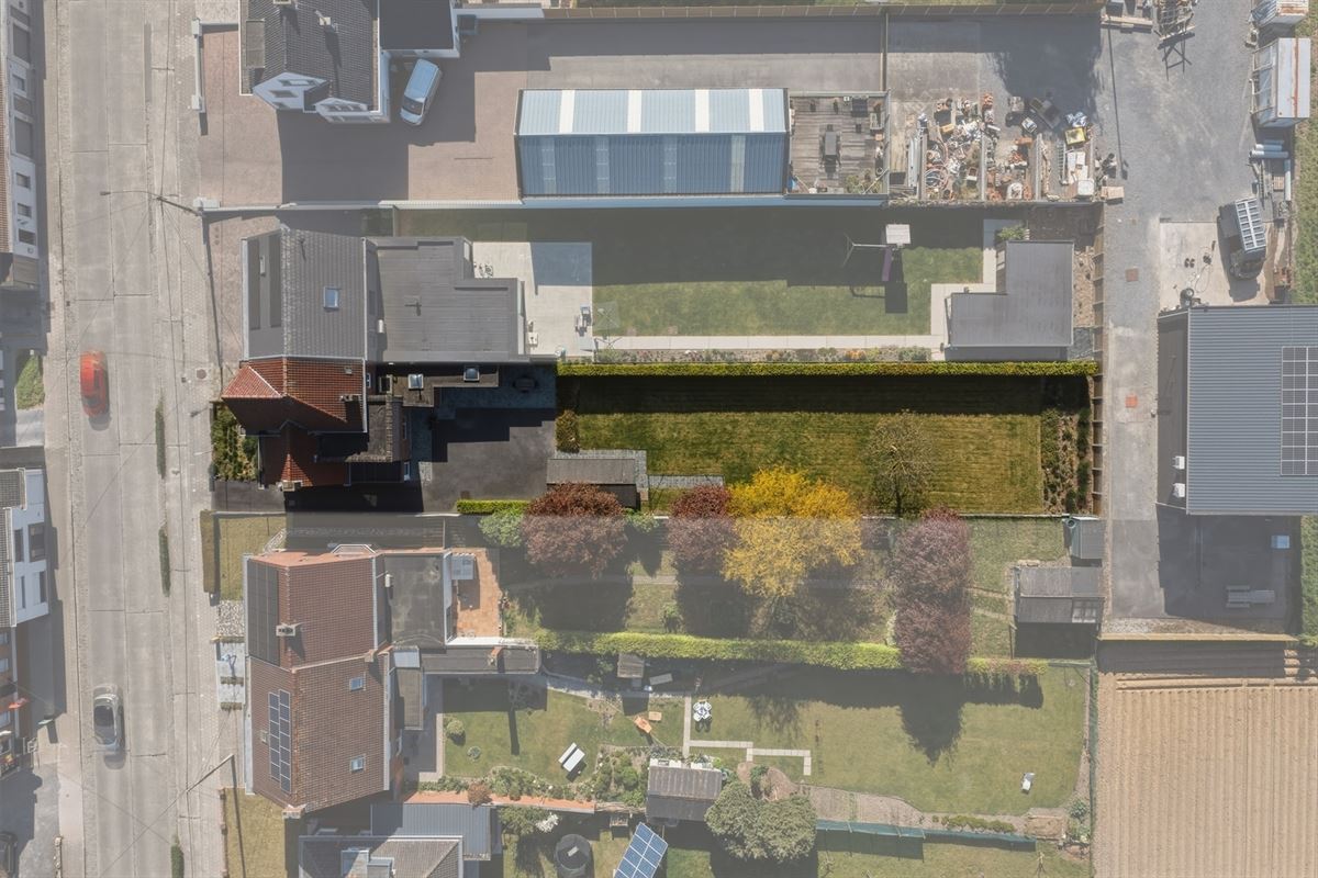 Ruime en solide halfopen bebouwing op 828 m²