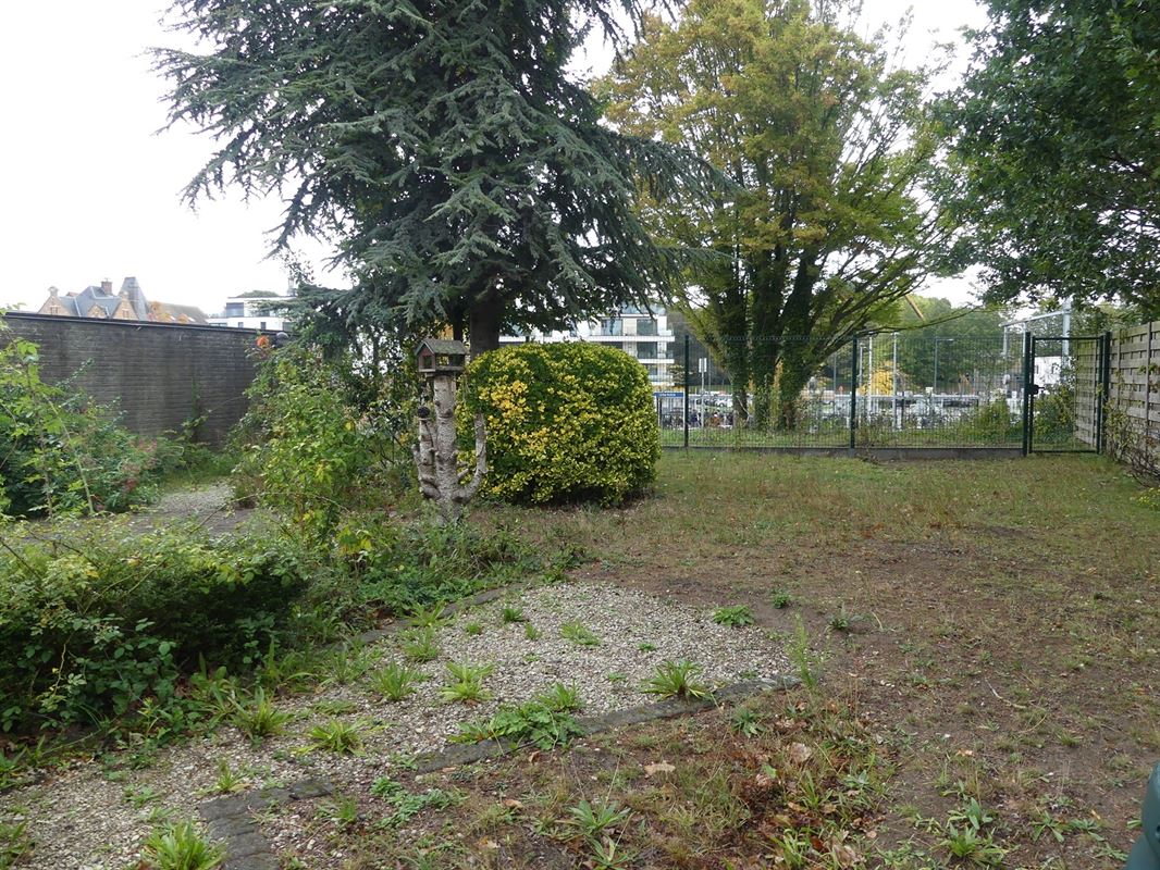 Ruime stadswoning met tuin en private buitenparkeerplaats