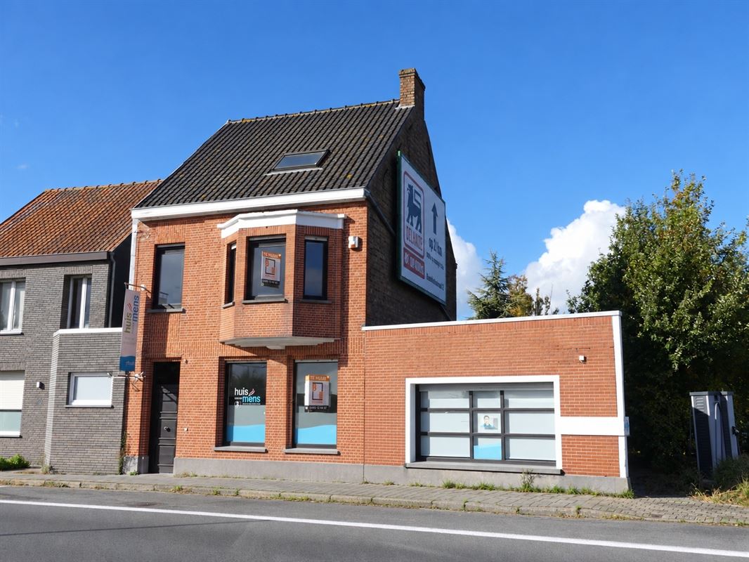 Ruime stadswoning met tuin en private buitenparkeerplaats