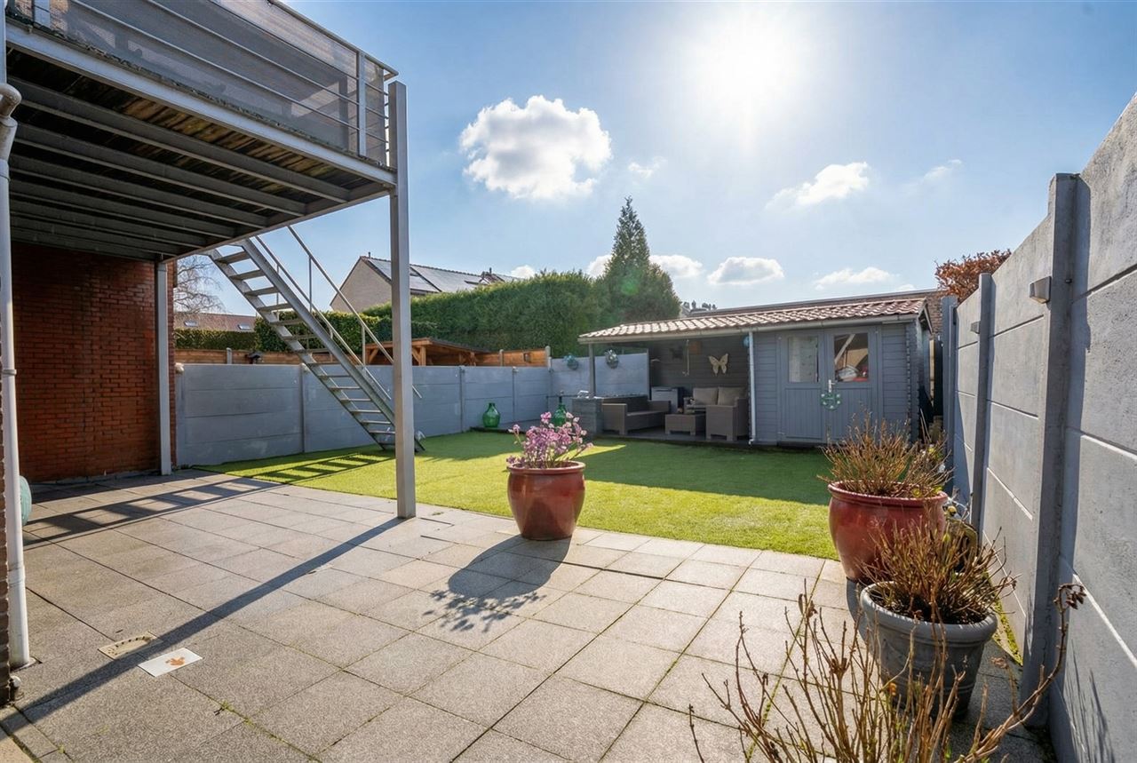 Halfopen gezinswoning met 3slpk , tuin en garage met oprit!