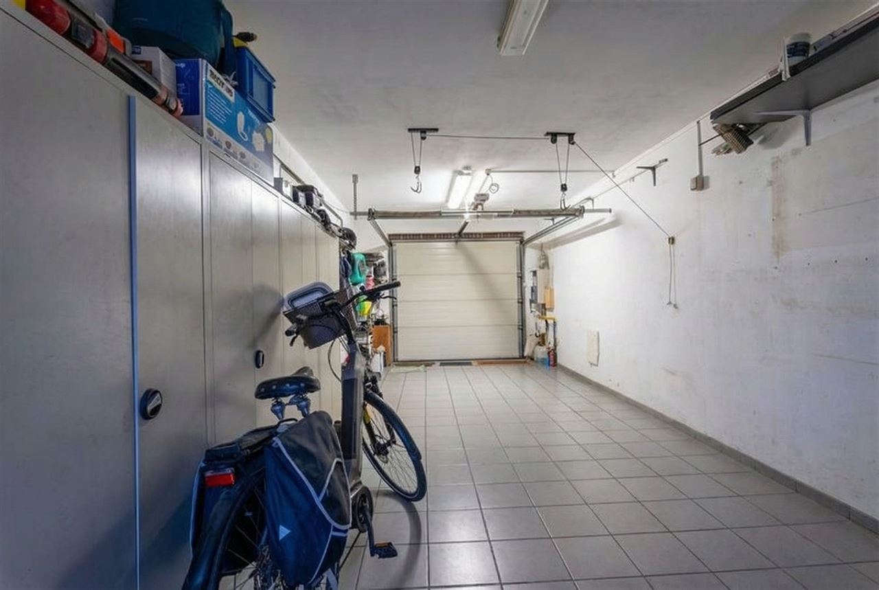 Halfopen gezinswoning met 3slpk , tuin en garage met oprit!
