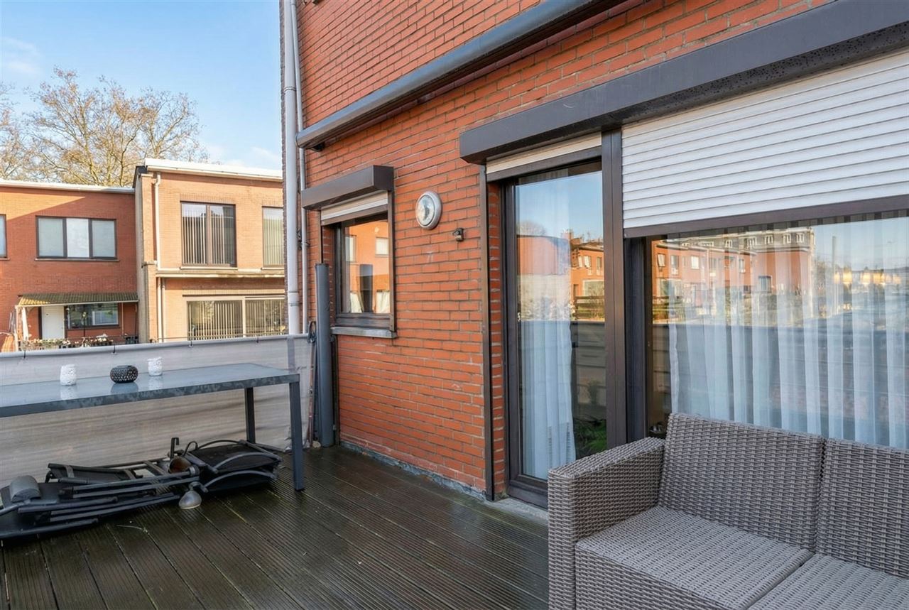 Halfopen gezinswoning met 3slpk , tuin en garage met oprit!