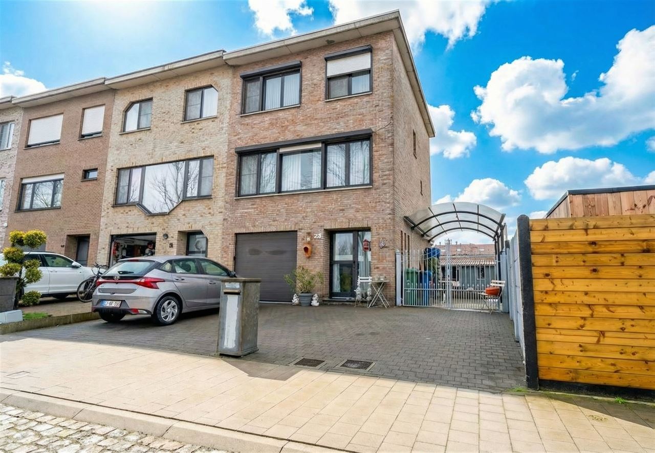 Halfopen gezinswoning met 3slpk , tuin en garage met oprit!