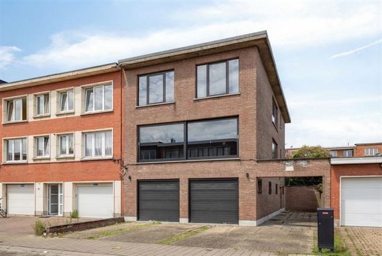 PRACHTIGE GERENEOVEERDE HOB MET ZEER RUIME GARAGE