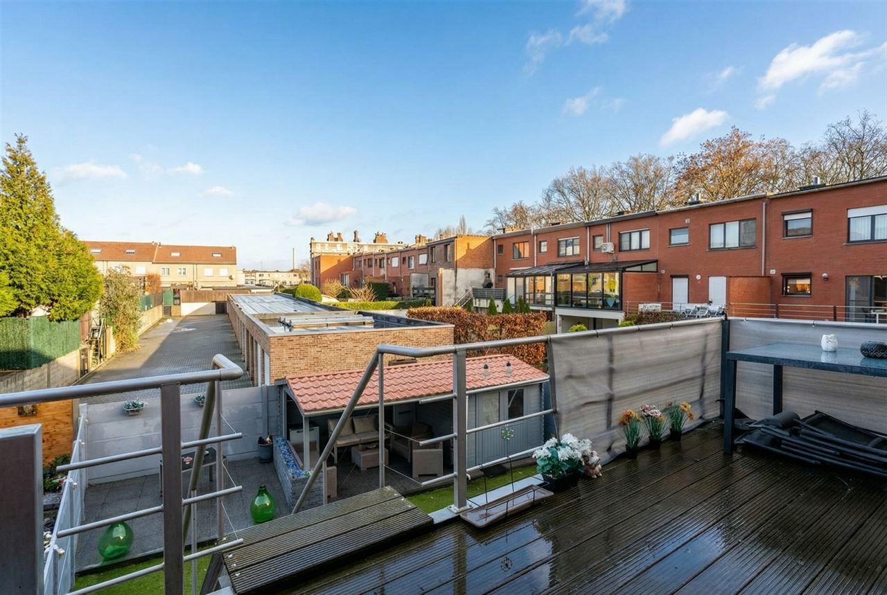 Halfopen gezinswoning met 3slpk , tuin en garage met oprit!