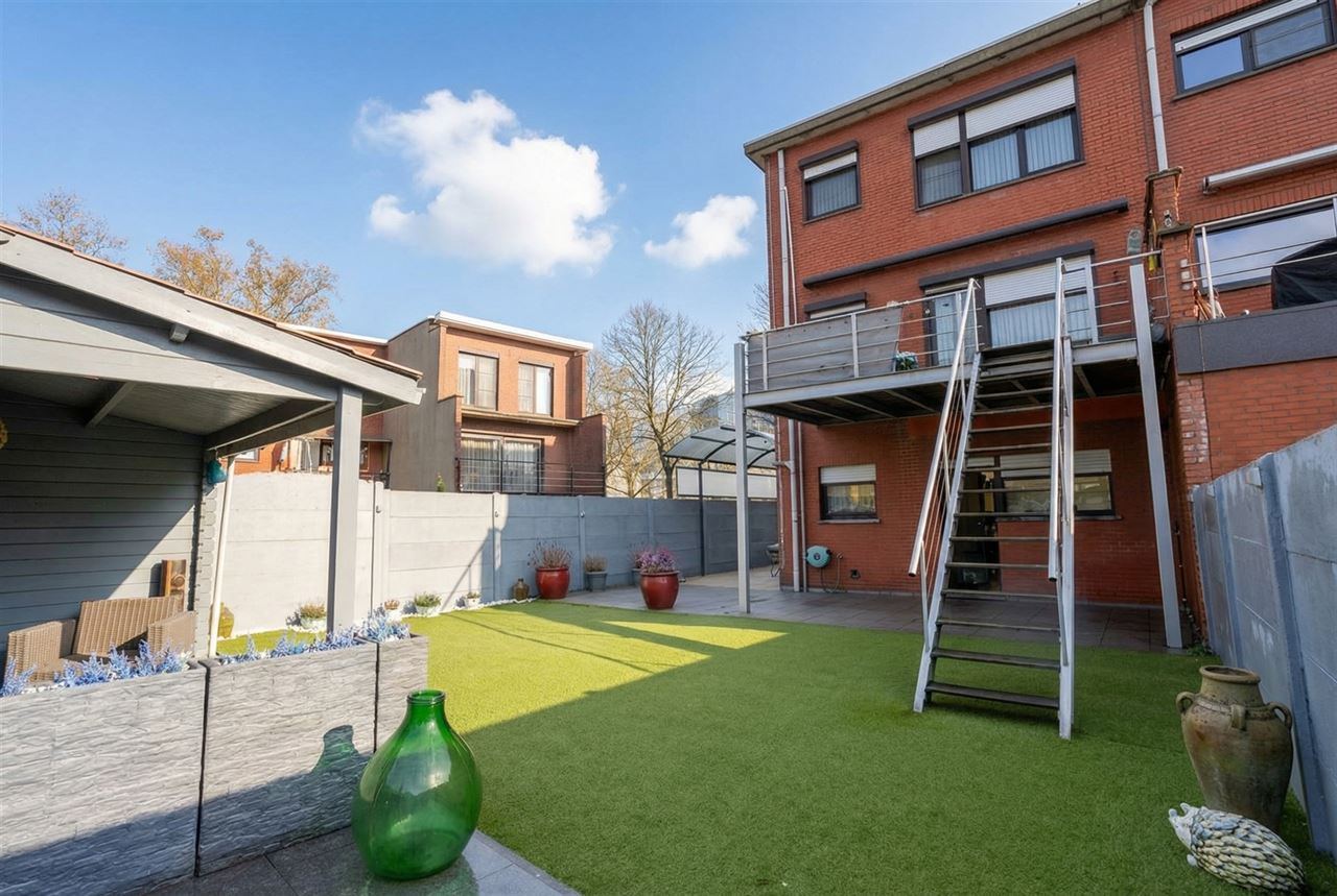Halfopen gezinswoning met 3slpk , tuin en garage met oprit!