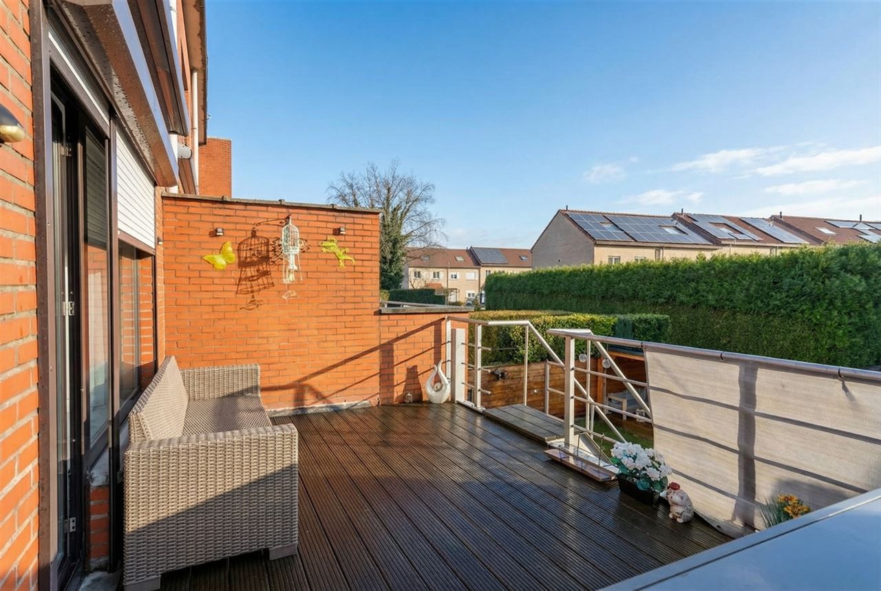Halfopen gezinswoning met 3slpk , tuin en garage met oprit!