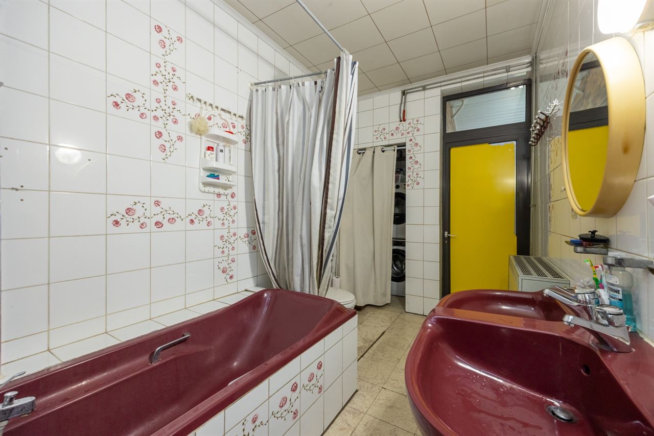 APPARTEMENTSGEBOUW BESTAANDE UIT 4 RUIME APP