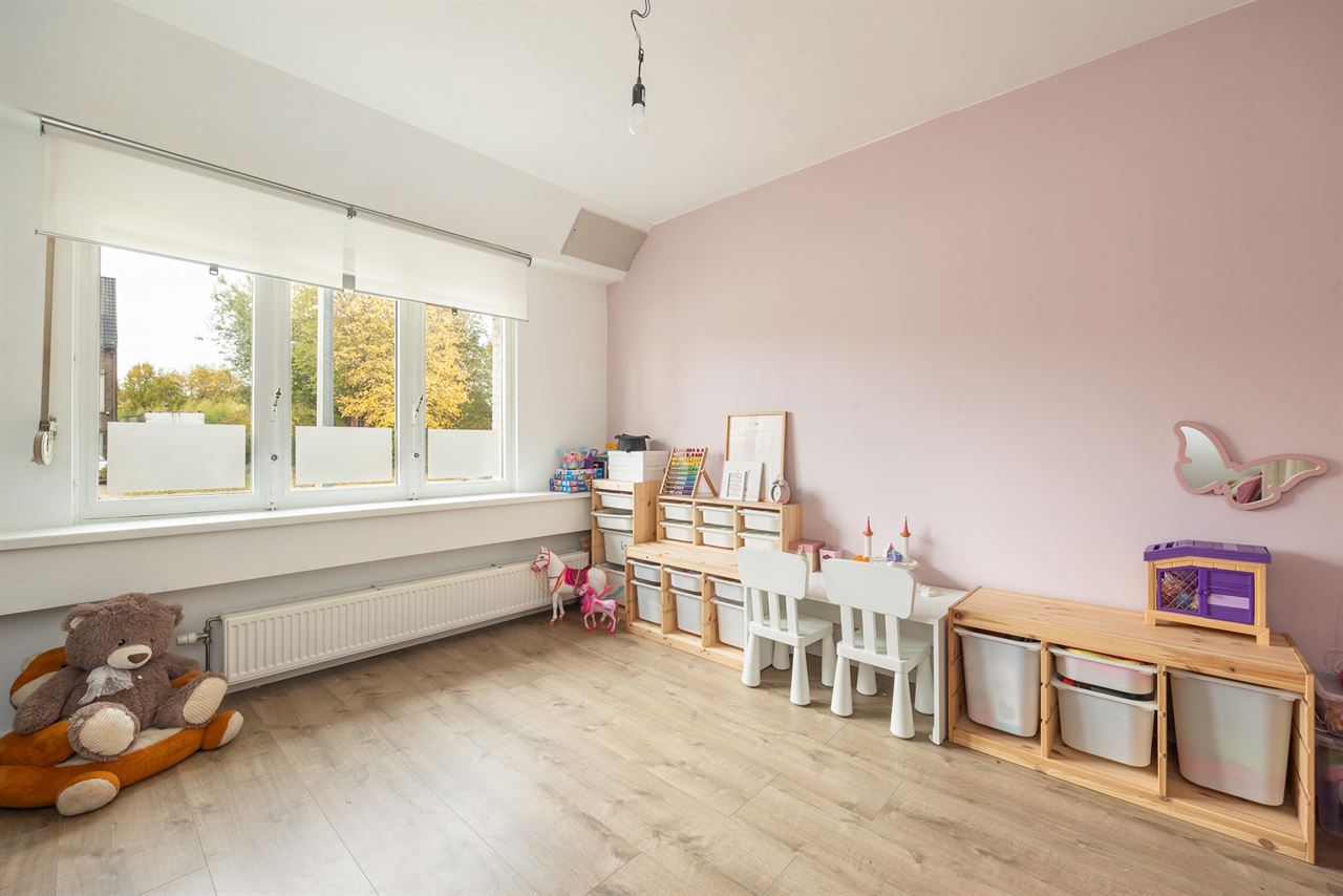 Instapklare halfopen woning met 2/3 slpk + grote tuin