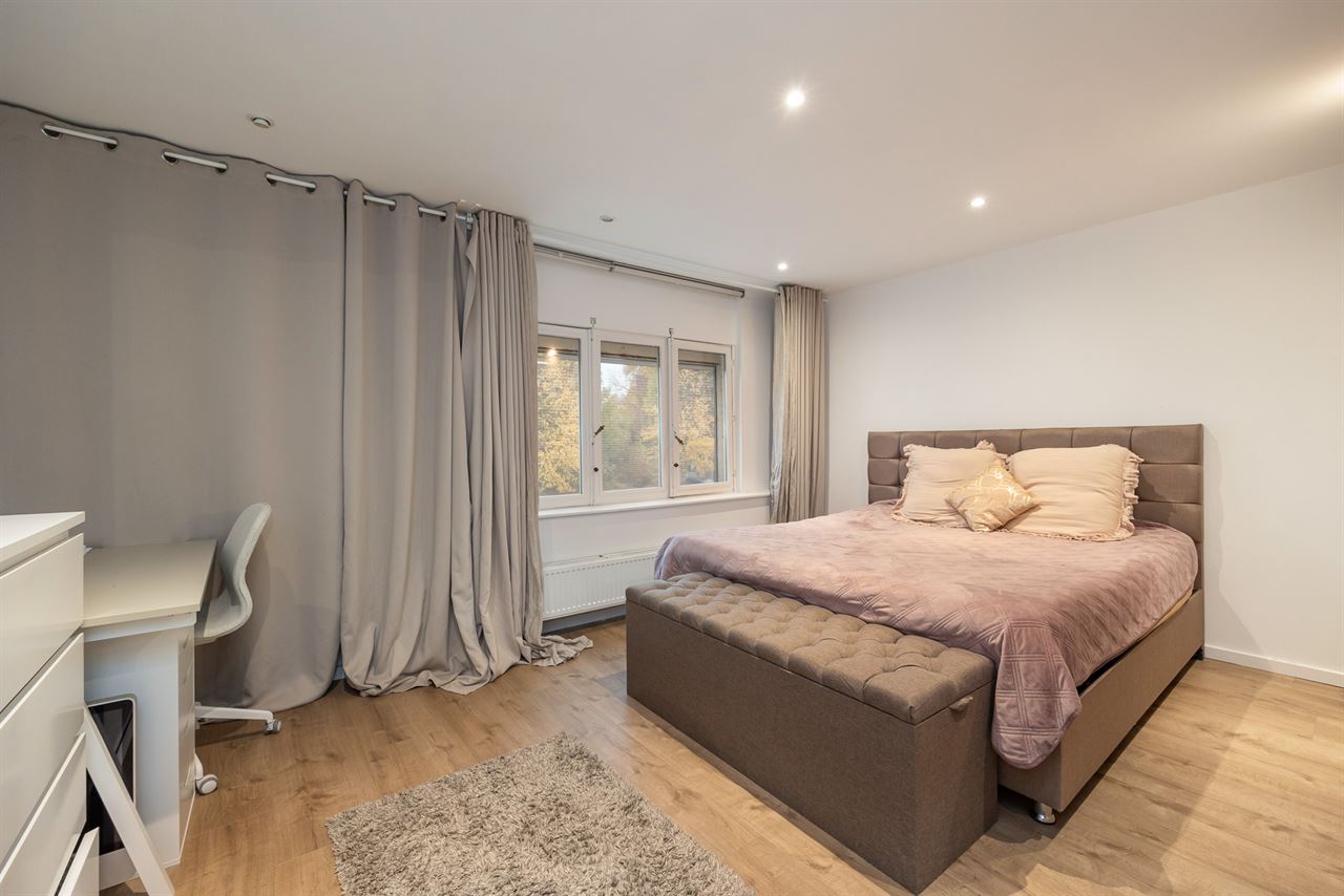 Instapklare halfopen woning met 2/3 slpk + grote tuin