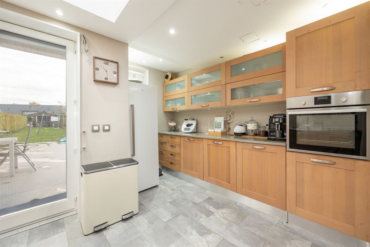 Instapklare halfopen woning met 2/3 slpk + grote tuin
