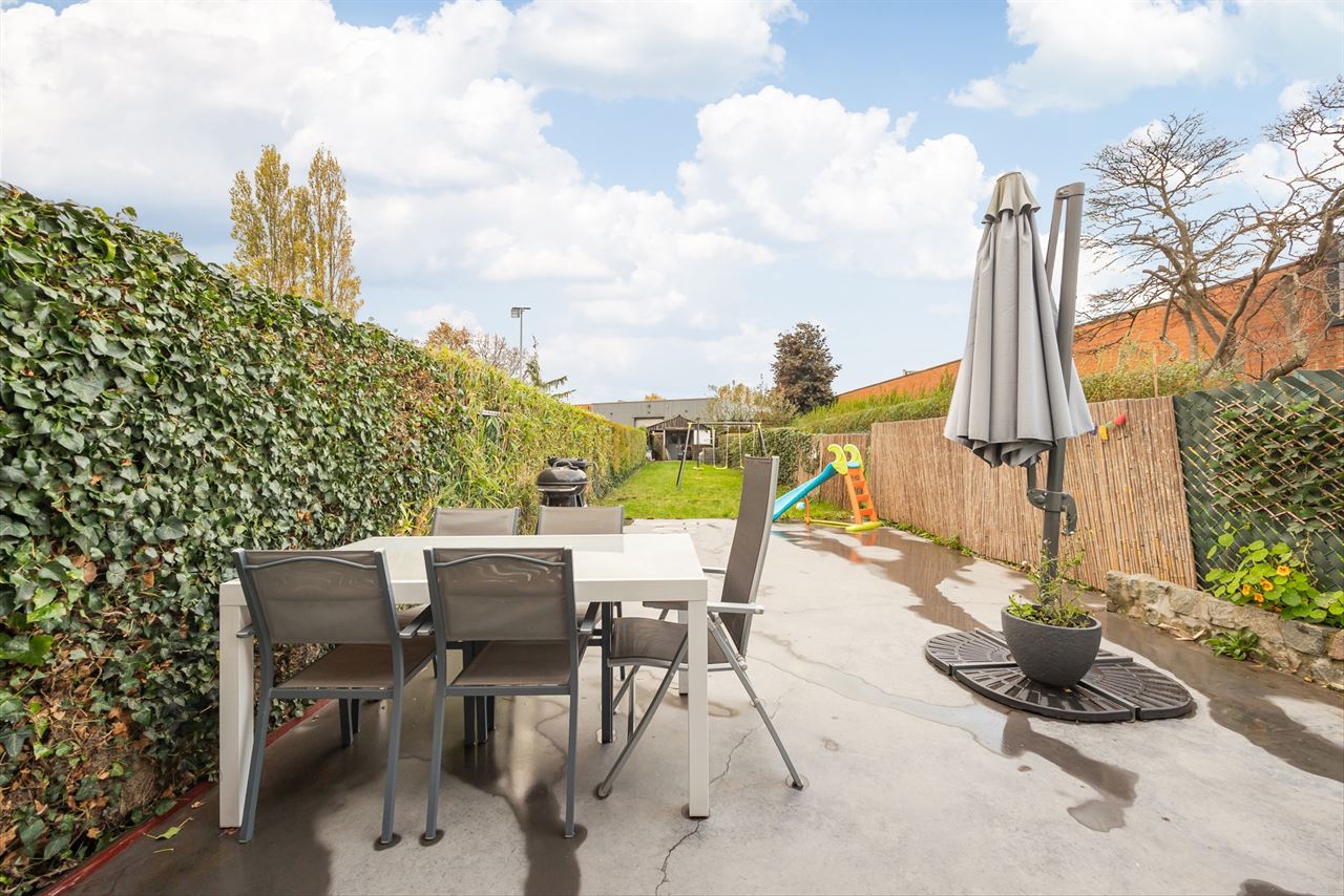 Instapklare halfopen woning met 2/3 slpk + grote tuin