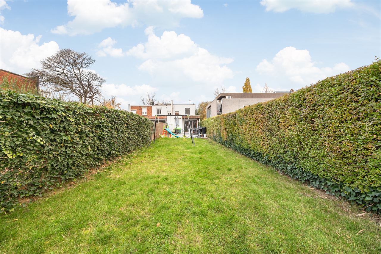 Instapklare halfopen woning met 2/3 slpk + grote tuin