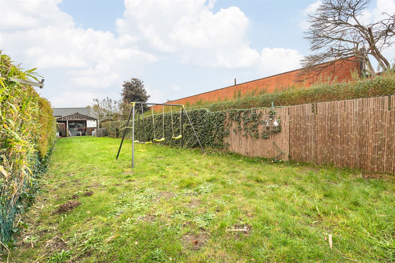 Instapklare halfopen woning met 2/3 slpk + grote tuin