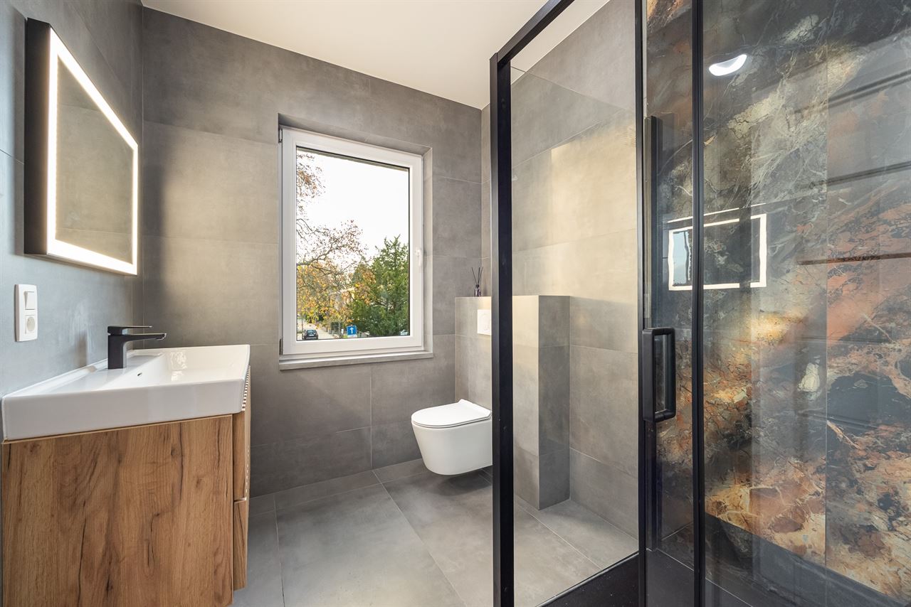 Gerenoveerde woning met unieke parkligging!