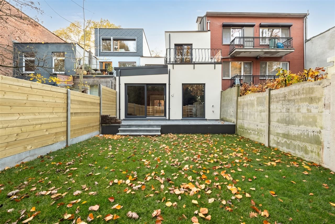 Gerenoveerde woning met unieke parkligging!