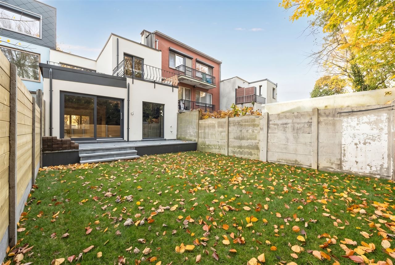Gerenoveerde woning met unieke parkligging!