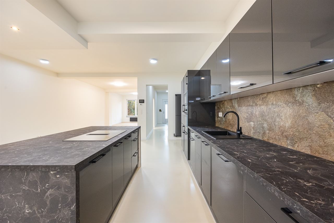 Gerenoveerde woning met unieke parkligging!