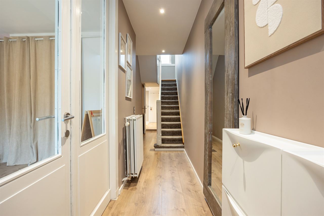Instapklare halfopen woning met 2/3 slpk + grote tuin