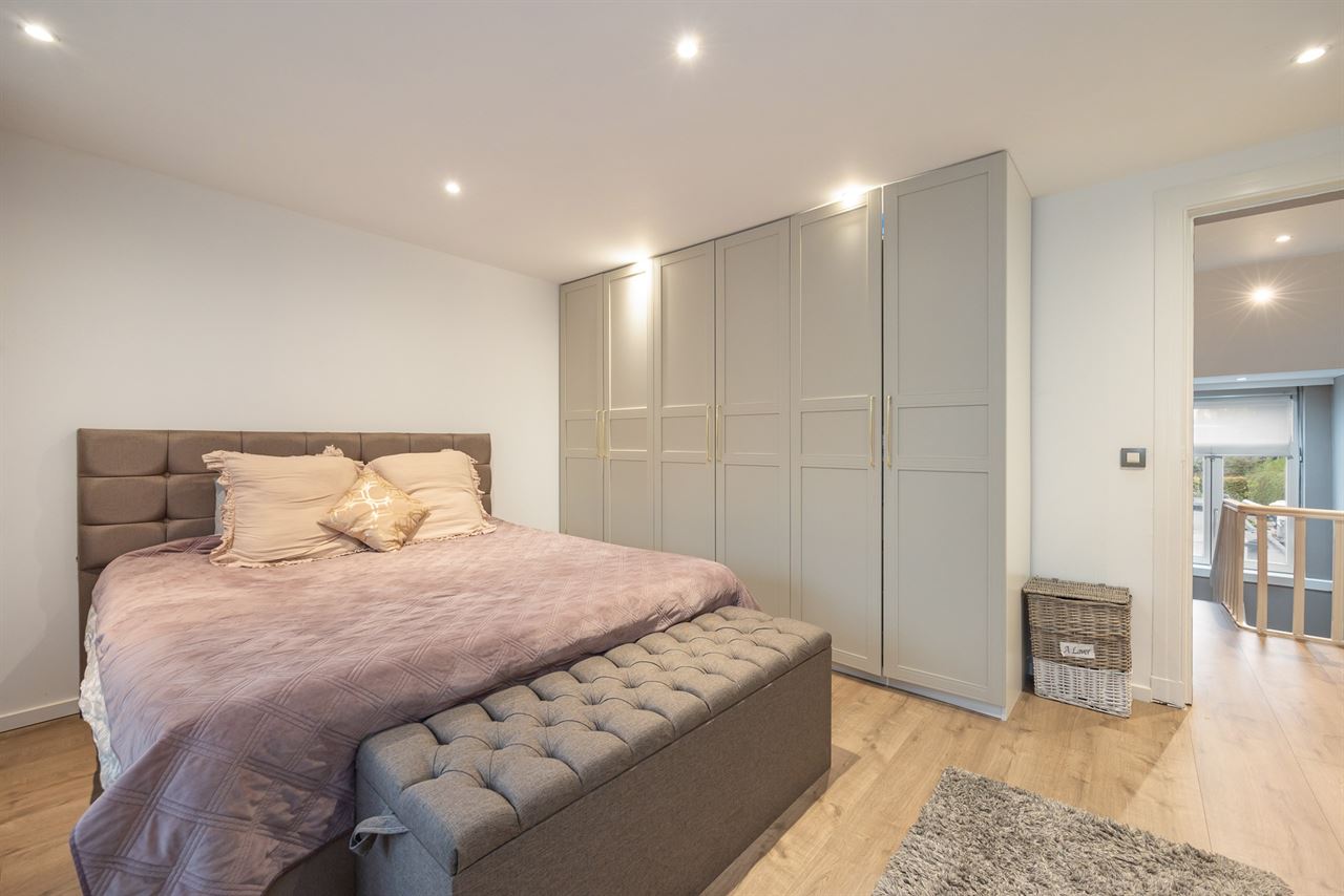 Instapklare halfopen woning met 2/3 slpk + grote tuin
