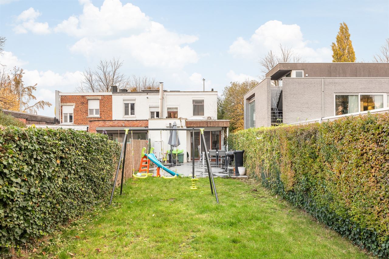 Instapklare halfopen woning met 2/3 slpk + grote tuin