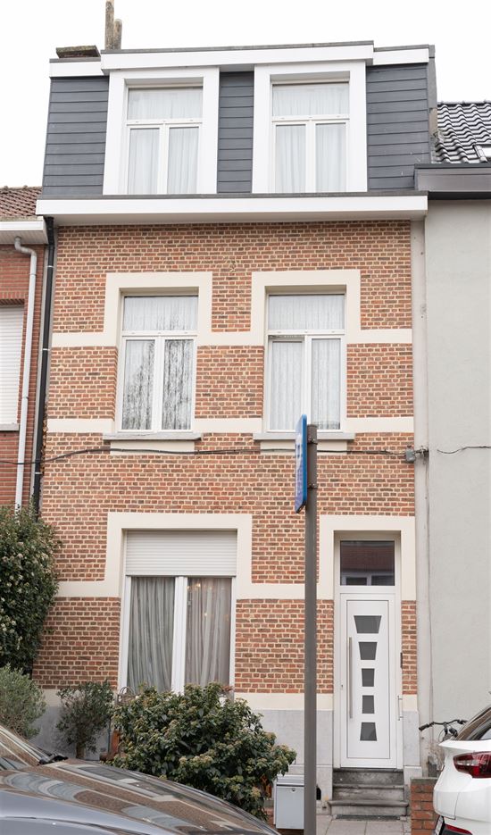 Goed gelegen, verzorgde woning met 5 SLPK!