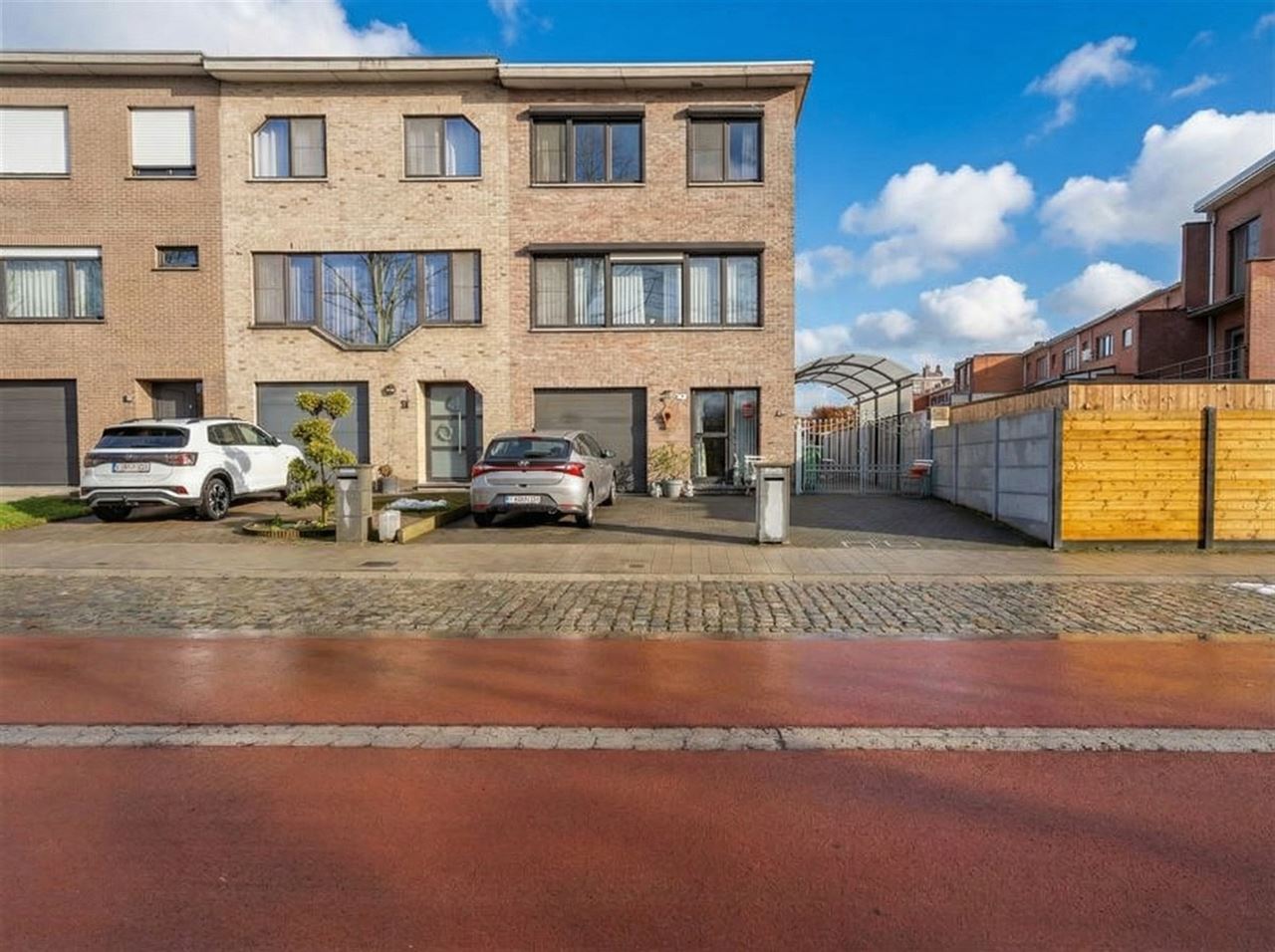 Halfopen gezinswoning met 3slpk , tuin en garage met oprit!