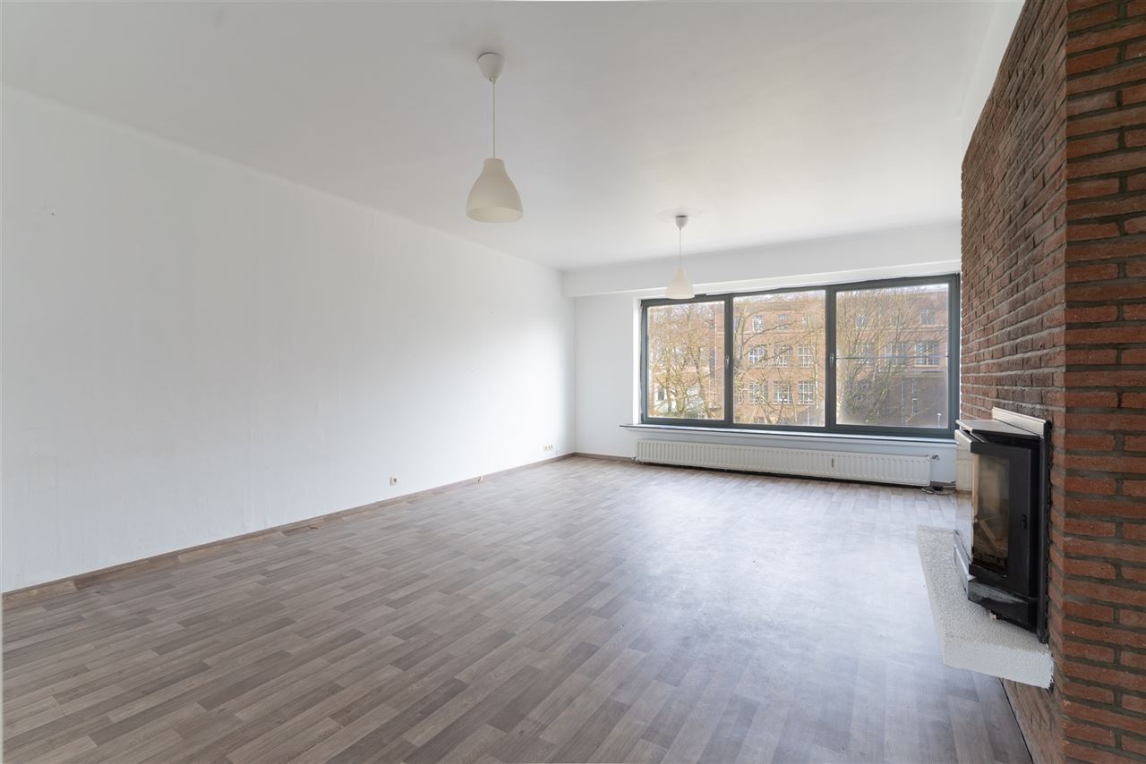 Lichtrijk appartement met 2 SLPK in een rustige straat!