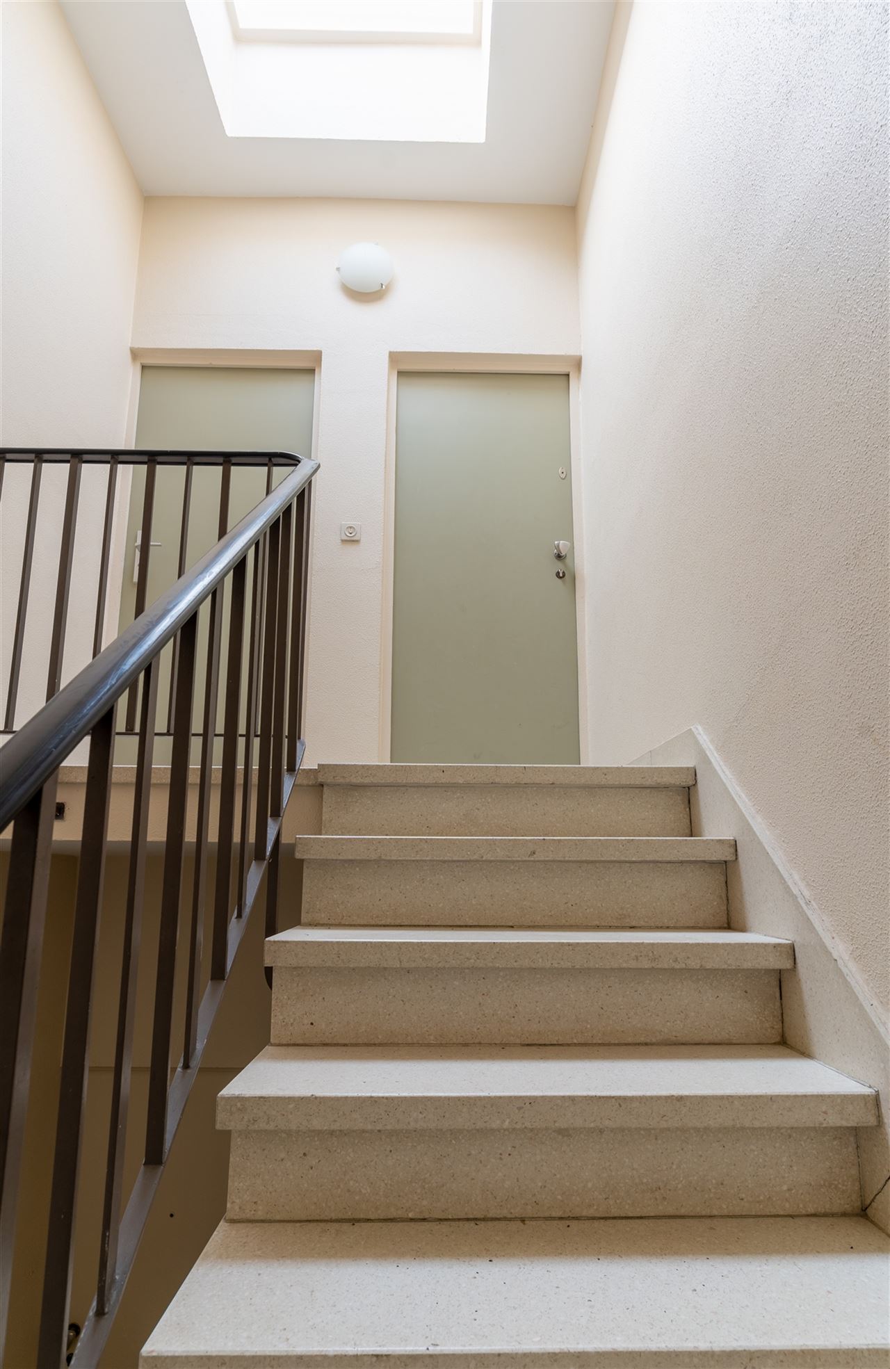 Lichtrijk appartement met 2 SLPK in een rustige straat!