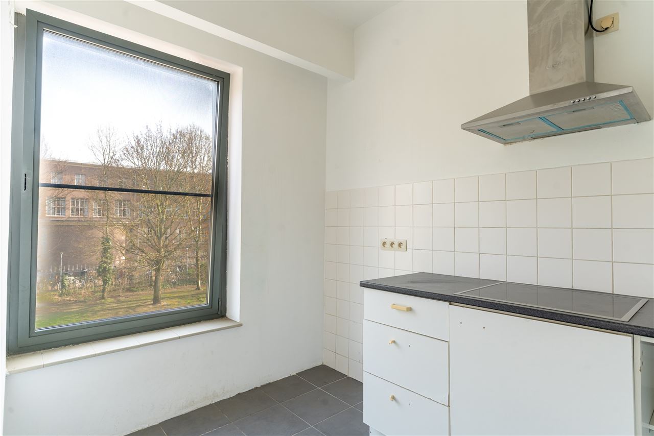 Lichtrijk appartement met 2 SLPK in een rustige straat!