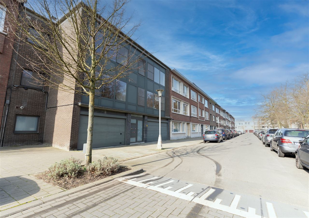 Lichtrijk appartement met 2 SLPK in een rustige straat!