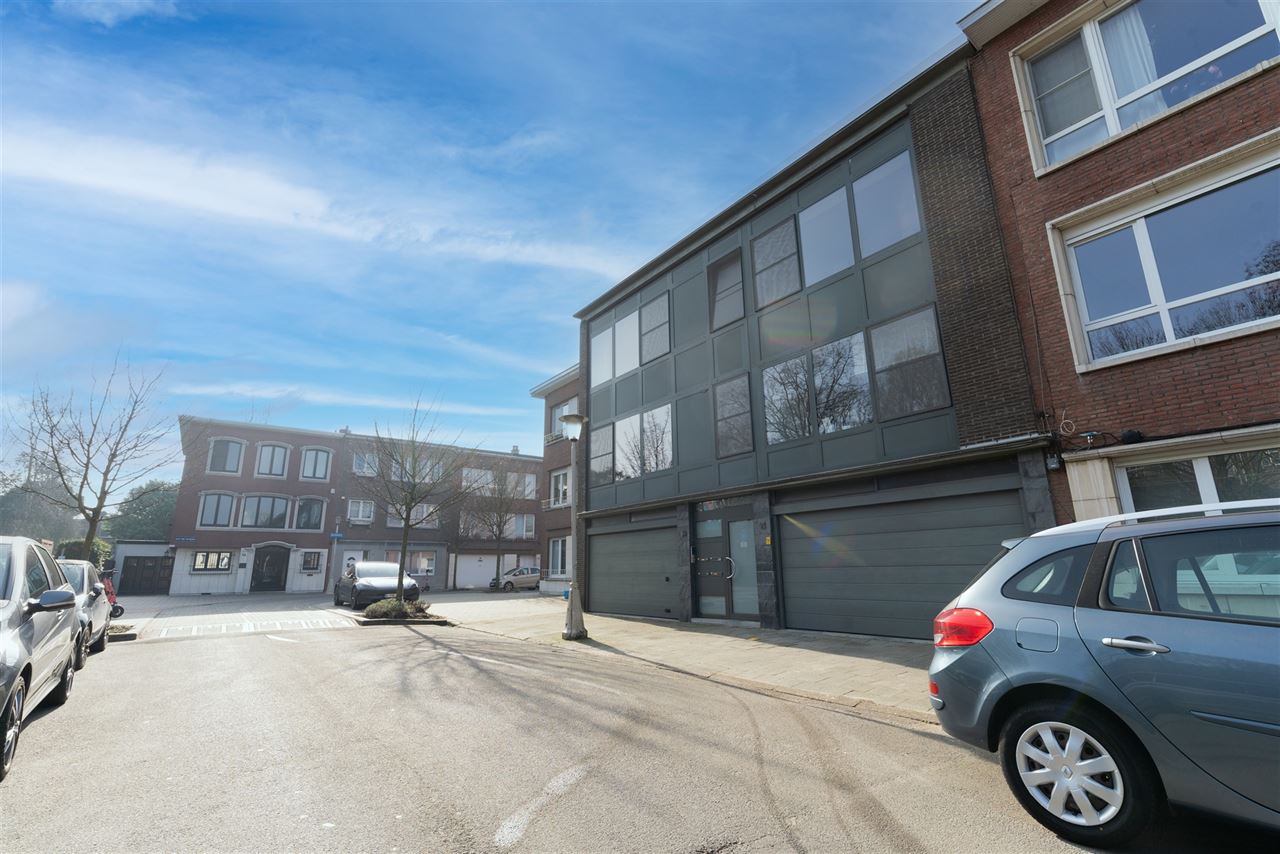 Lichtrijk appartement met 2 SLPK in een rustige straat!