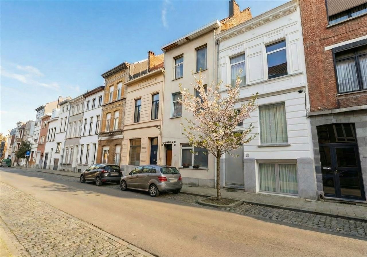 TE RENOVEREN GEZINSWONING MET VEEL POTENTIEEL EN 7 SLPK!