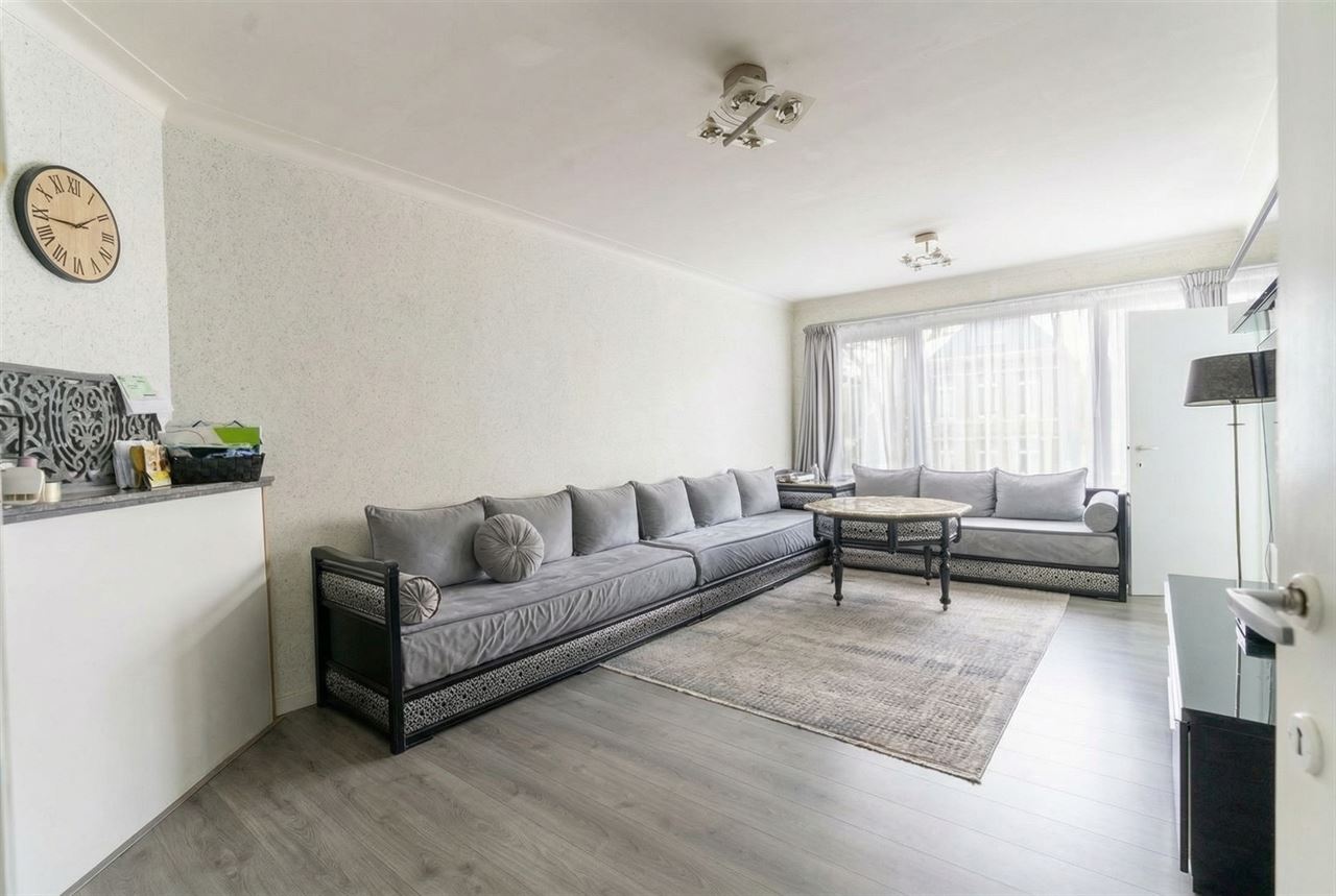 Appartement op 1ste verdieping met 3 SLPK + terras!