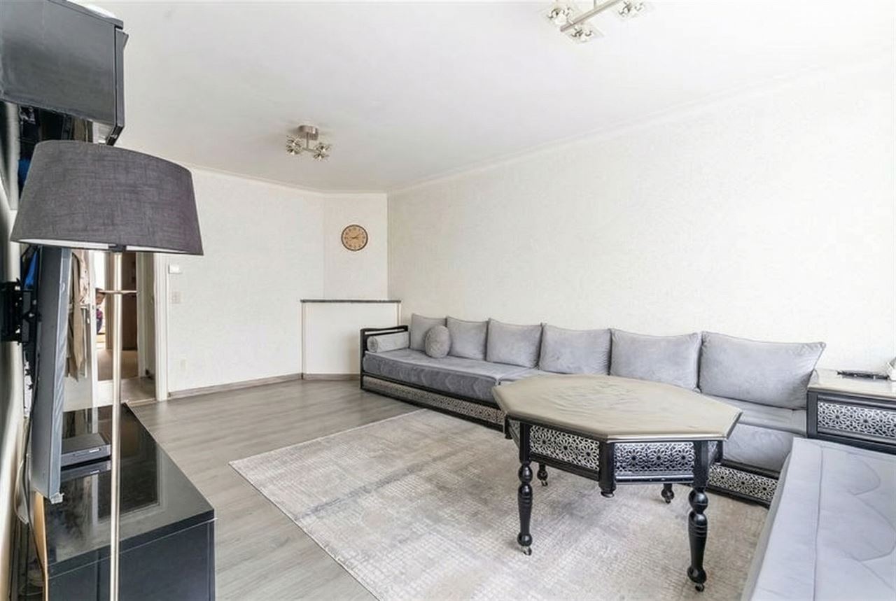 Appartement op 1ste verdieping met 3 SLPK + terras!